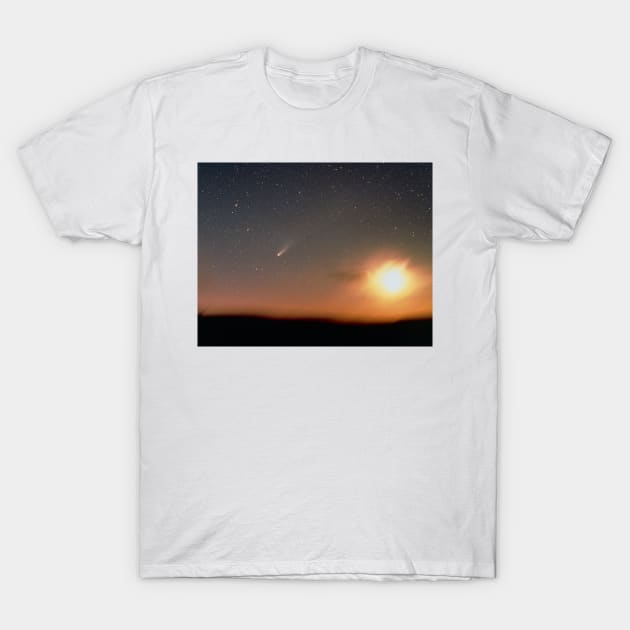 Halley's comet photographed from New Zealand (R454/0094) T-Shirt by SciencePhoto